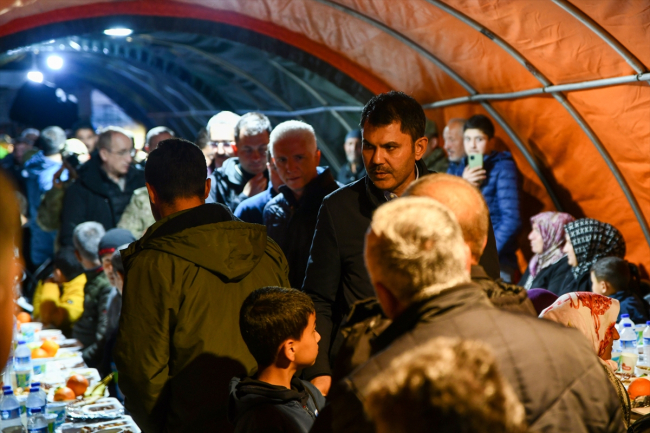 Bakan Kurum depremzedelerle Mehmetçik İftar Çadırı'nda orucunu açtı