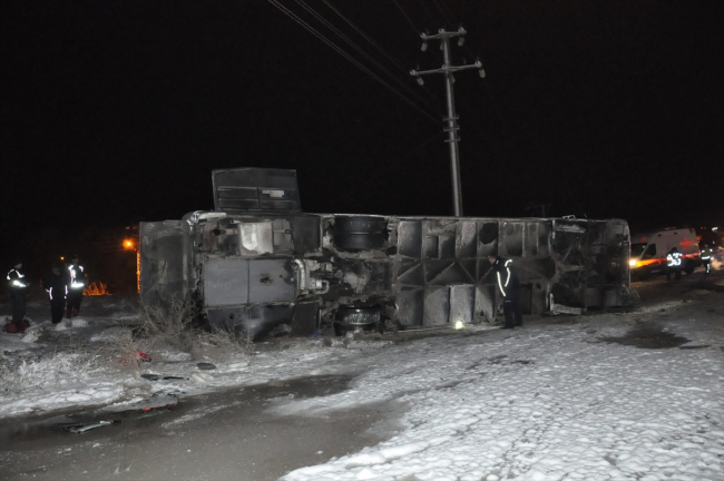 Yozgat'ta yolcu otobüsü devrildi: İlk belirlemelere göre 1 ölü, 25 yaralı