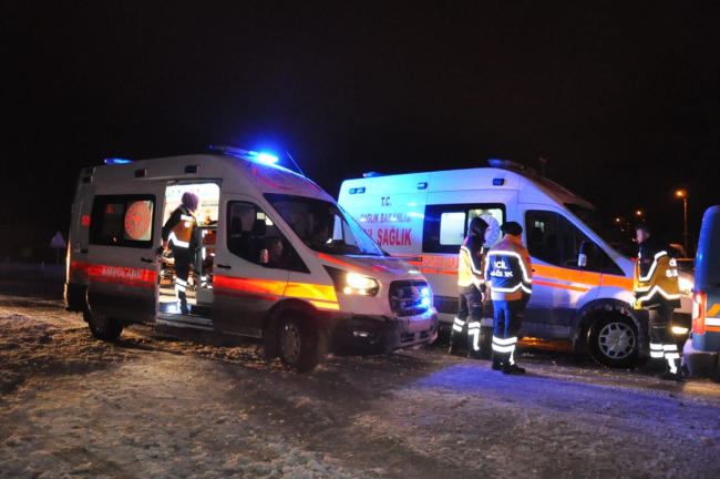 Yozgat'ta yolcu otobüsü devrildi: İlk belirlemelere göre 1 ölü, 25 yaralı