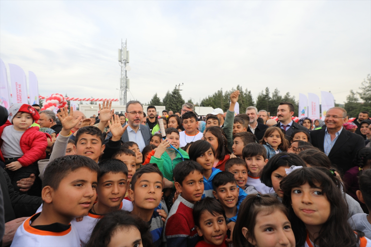 Bakan Kasapoğlu depremzede çocuklarla tenis oynadı