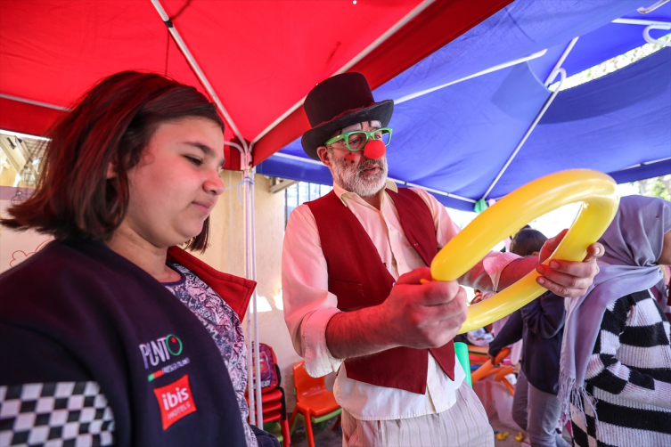 Depremzede çocuklar için palyaço oldu