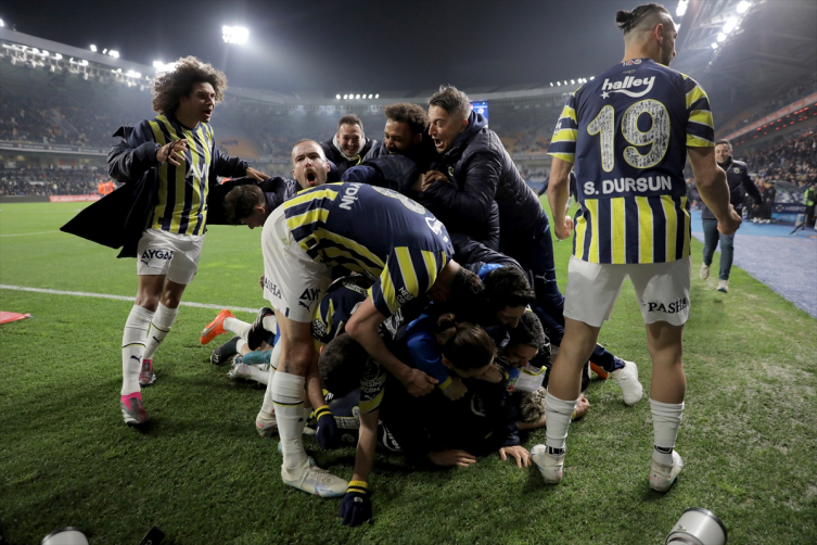 Fenerbahçe şampiyonluk yarışına son dakikalarda tutundu