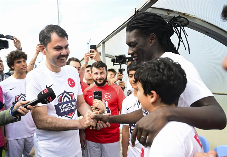 Bakan Murat Kurum ve ünlü futbolcular depremzede çocuklarla sahaya çıktı