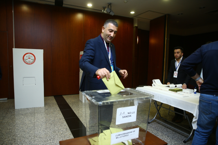 Azerbaycan'daki Türk vatandaşları sandık başına gitti