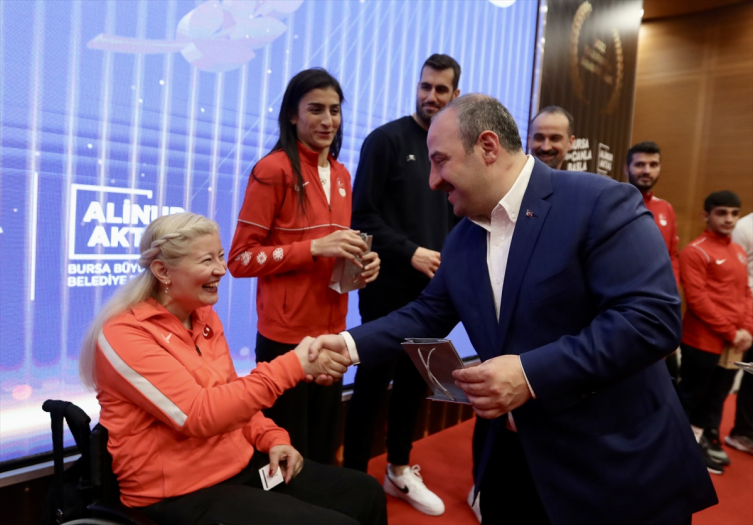 Bakan Varank Bursa'da başarılı sporculara ödül verdi