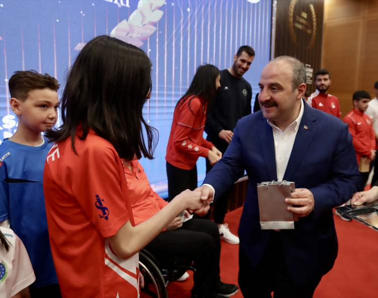 Bakan Varank Bursa'da başarılı sporculara ödül verdi
