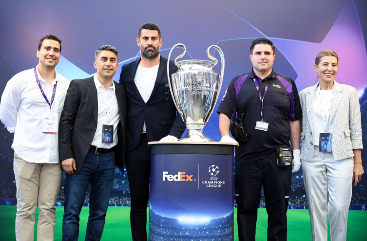 UEFA Şampiyonlar Ligi kupası sergilendi