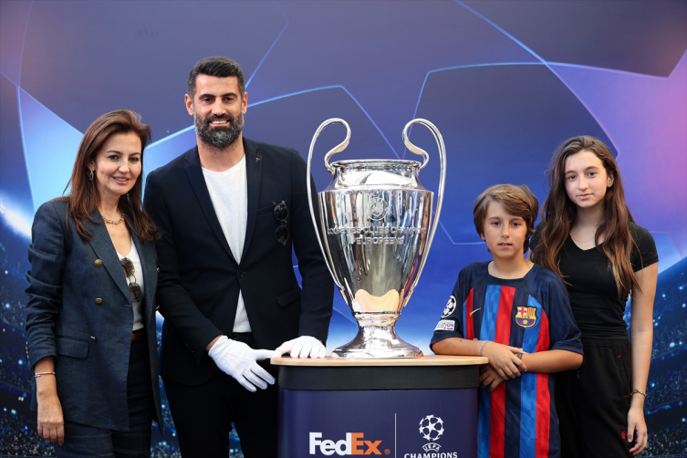 UEFA Şampiyonlar Ligi kupası sergilendi