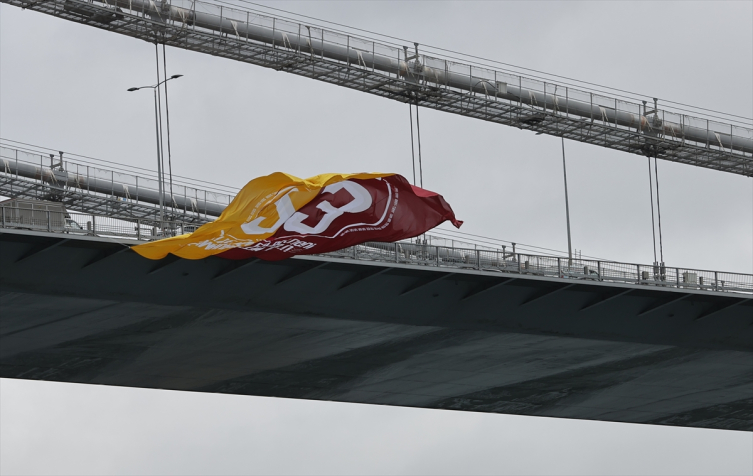 Galatasaray'ın bayrağı İstanbul Boğazı'nda