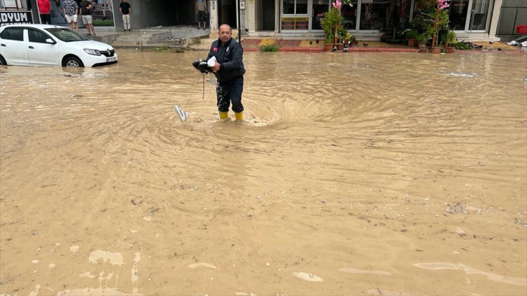Osmaniye'de sağanak: Sokaklar suyla doldu, yollar kapandı