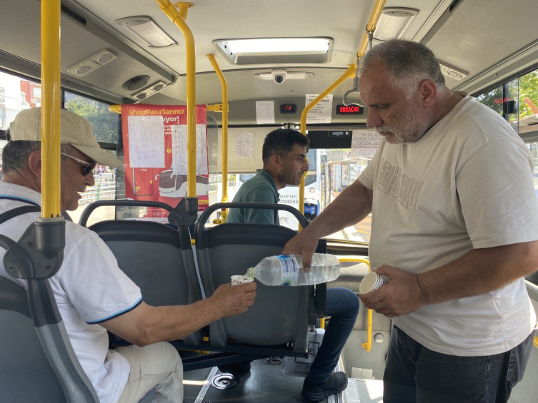 Bu otobüste siyaset ve futbol konuşmak yasak