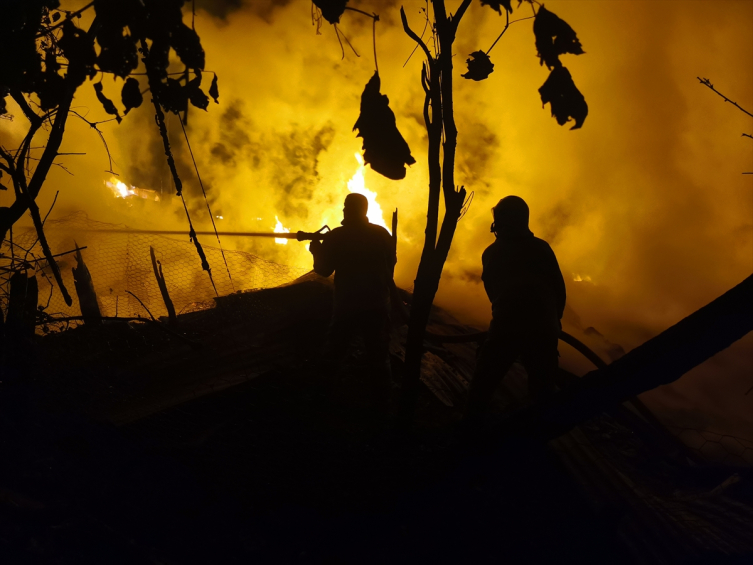 Kastamonu'da 7 evi saran yangın kontrol altına alındı