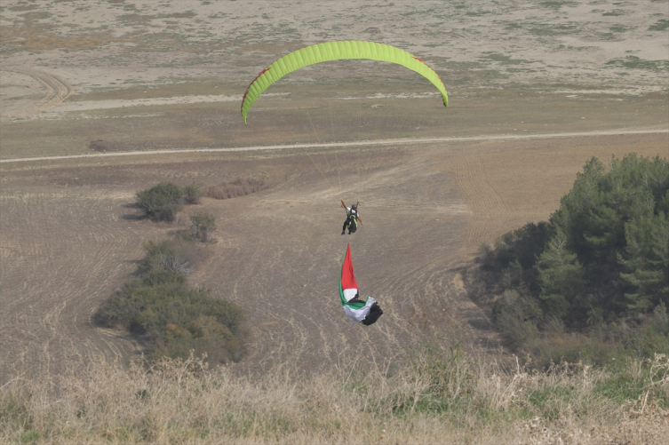 Yamaç paraşütü sporcusu Serdar Gülşen Filistin bayrağıyla atlayış yaptı