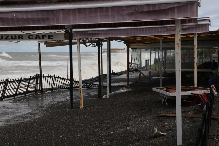 Kastamonu'nun 4 ilçesinde deniz taştı: Zarar giderilmeye çalışılıyor