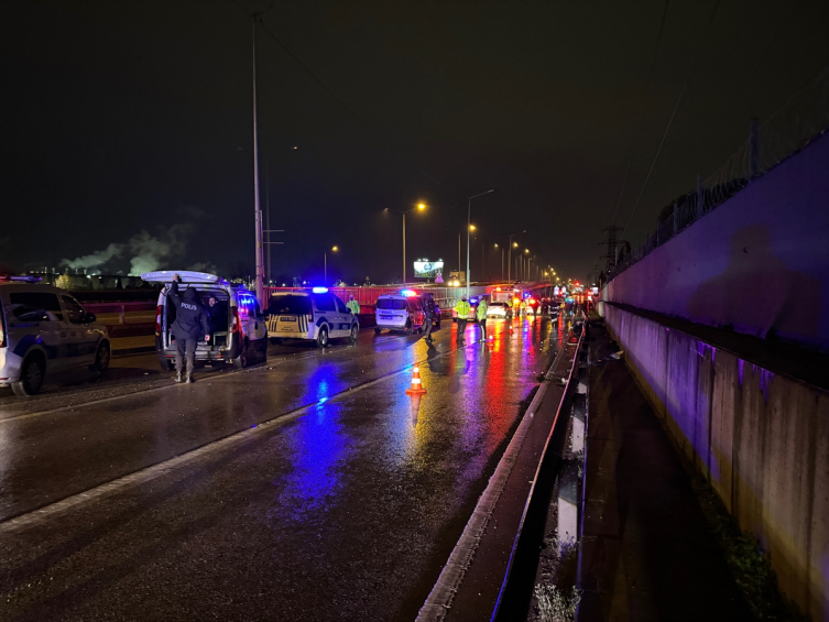 D-100'de otomobil bariyere çarptı: 2 ölü, 1 yaralı