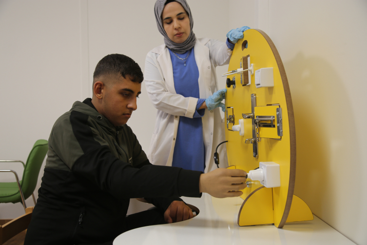 15 yaşındaki depremzede Salih, protez koluna kavuştu