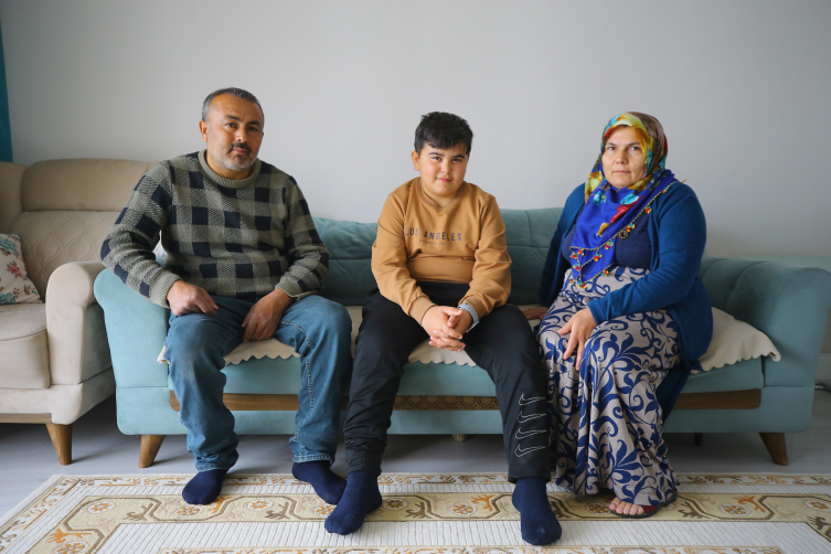 Enkazdan 3 gün sonra çıkarılan Hacı Mehmet amcasına emanet