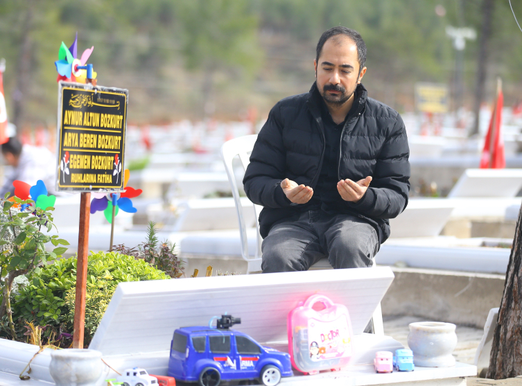 1 yıldır her gün ailesinin mezarına gidiyor: Sevdiklerim burada…
