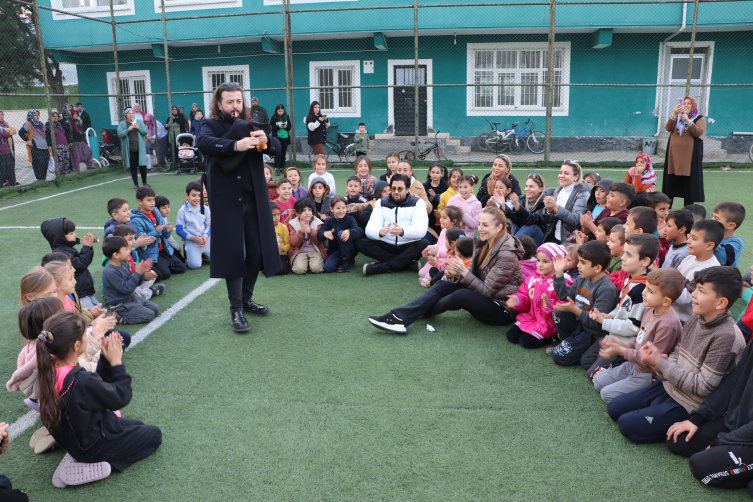 Ünlüler konteyner kentleri ziyaret etti