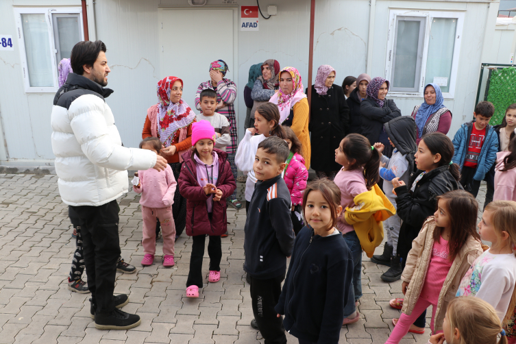 Ünlüler konteyner kentleri ziyaret etti