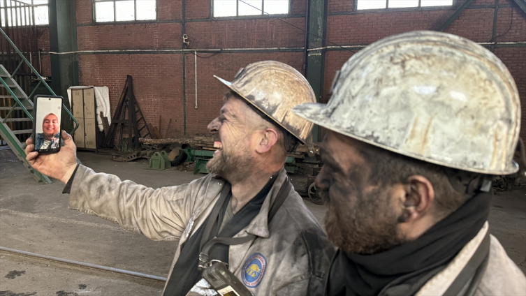 Madenciler enkazdan kurtardıkları genç kızla gönül bağını koparmıyor