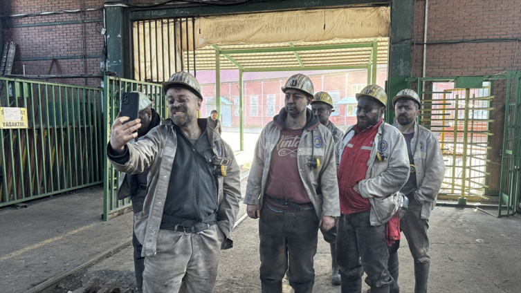 Madenciler enkazdan kurtardıkları genç kızla gönül bağını koparmıyor