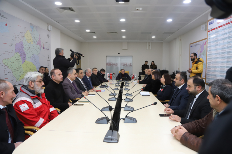 Depremde hayatını kaybedenler anılıyor