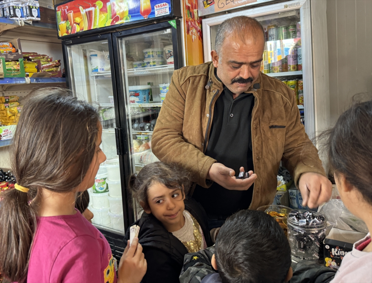 Evi ve dükkanı yıkılınca konteyner kentin "bakkal amcası" oldu