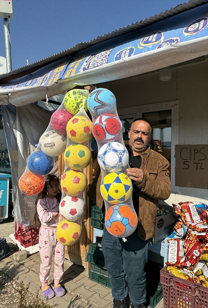 Evi ve dükkanı yıkılınca konteyner kentin "bakkal amcası" oldu