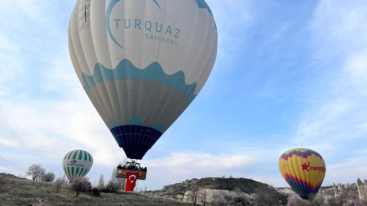Kapadokya'da balonlar Türk bayraklarıyla havalandı