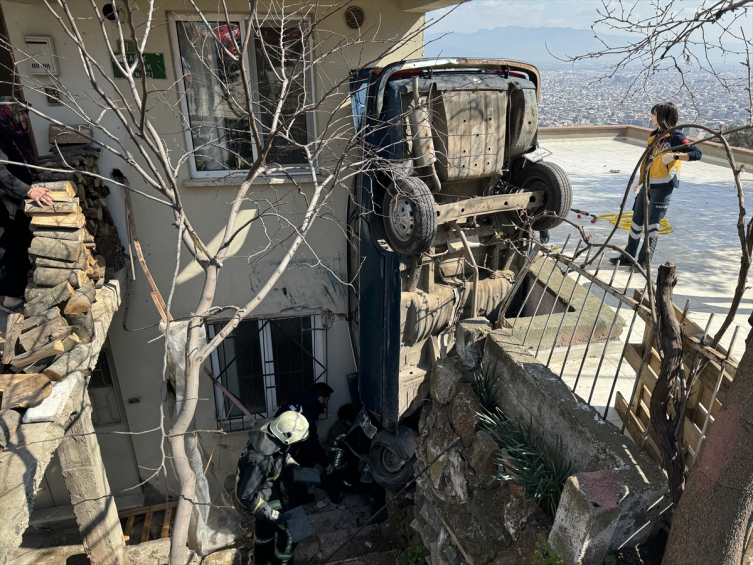 Bursa'da bir otomobil iki bina arasına sıkıştı