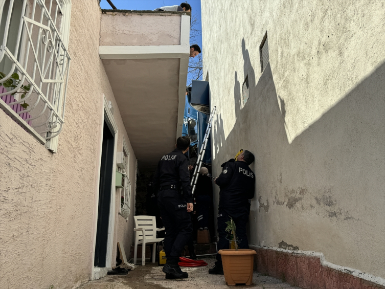 Bursa'da bir otomobil iki bina arasına sıkıştı