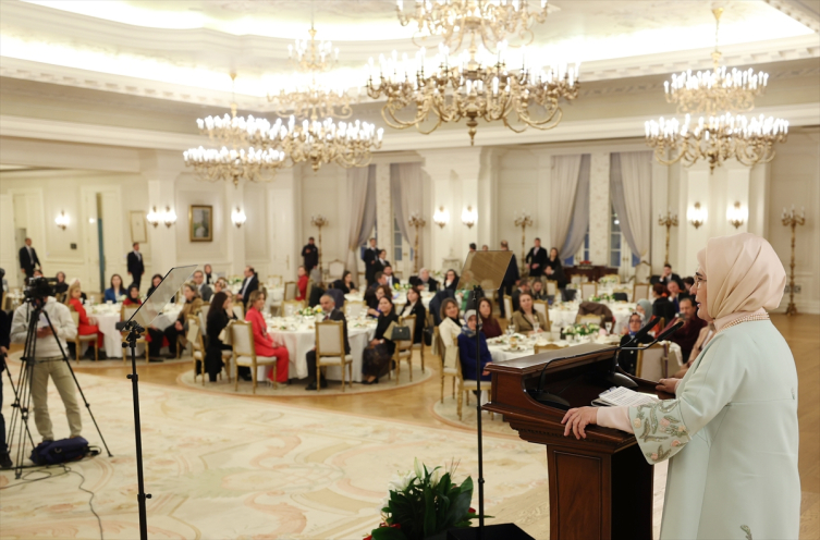 Emine Erdoğan, Gönül Elçileri ve vali eşleriyle iftarda bir araya geldi