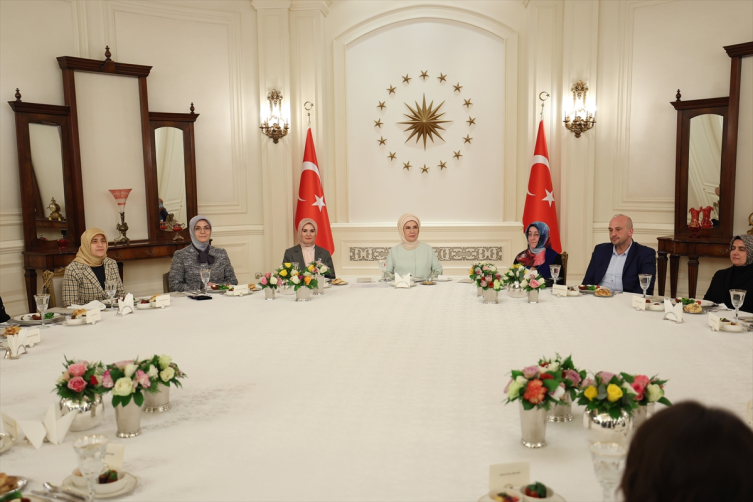 Emine Erdoğan, Gönül Elçileri ve vali eşleriyle iftarda bir araya geldi