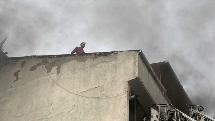 Esenyurt'ta 5 katlı binada çıkan yangına müdahale ediliyor