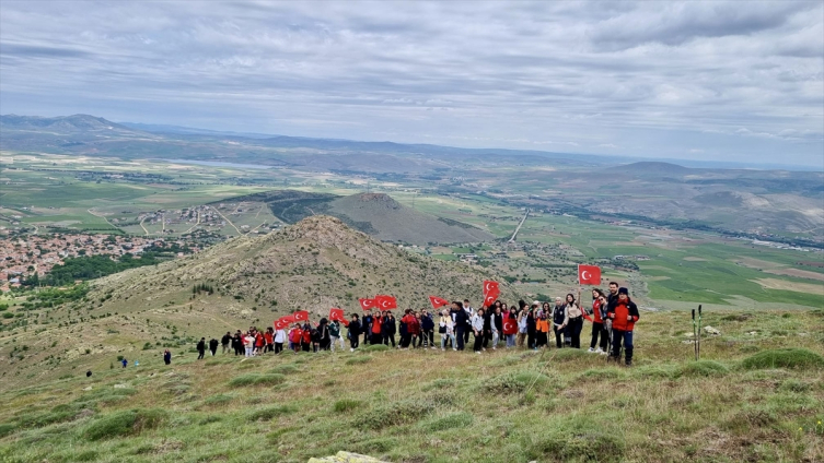 Kırşehirli dağcılar ve gençler, 1610 rakımlı Bayraktepe'nin zirvesine tırmandı