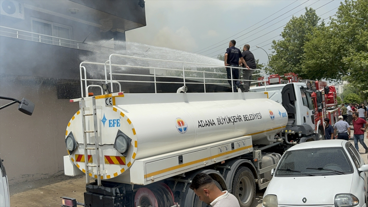 Adana'da yangında evlerinde mahsur kalan 4 kişi kurtarıldı