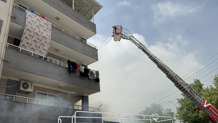 Adana'da yangında evlerinde mahsur kalan 4 kişi kurtarıldı