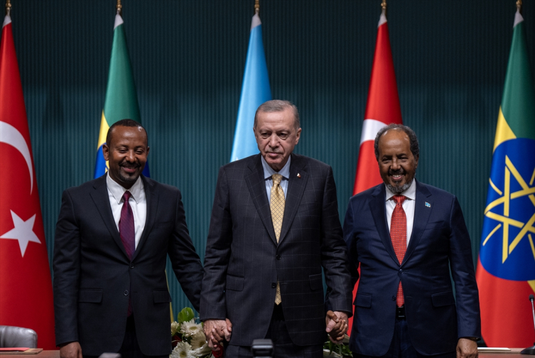Cumhurbaşkanı Recep Tayyip Erdoğan, Cumhurbaşkanlığı Külliyesi'nde Somali Cumhurbaşkanı Hasan Şeyh Mahmud ve Etiyopya Başbakanı Abiy Ahmed ile ortak basın toplantısı düzenledi.