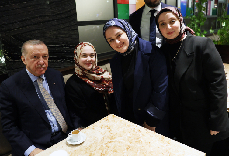 Cumhurbaşkanı Erdoğan, Ankara'da vatandaşlarla sohbet etti