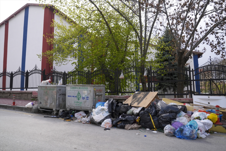 Çankaya'da sokaklar çöp yığını