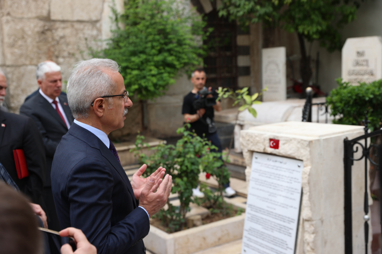 Bakan Uraloğlu, Şam'da Emevi Camisi'ni ziyaret etti