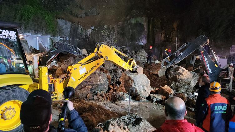 Samsun'da oto yıkamacıda heyelan: Baba ve 2 kızı hayatını kaybetti