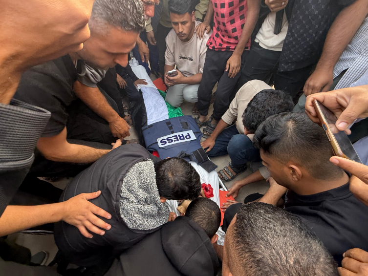 Katil İsrail'in Gazze'de öldürdüğü gazeteci sayısı 215'e çıktı