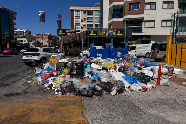 İzmir'de toplanmayan çöplere tepki