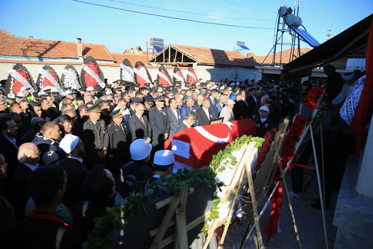 Manisa’da kazada şehit olan polis son yolculuğuna uğurlandı