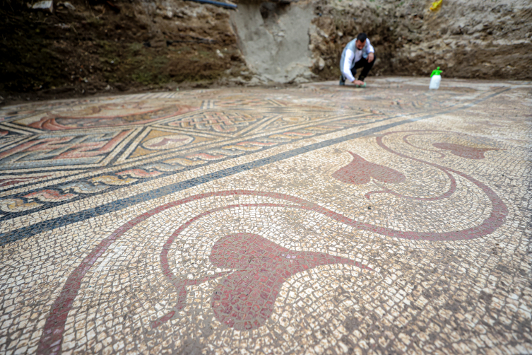 İznik'te, 3. yüzyıla ait taban mozaiği gün yüzüne çıkarılıyor