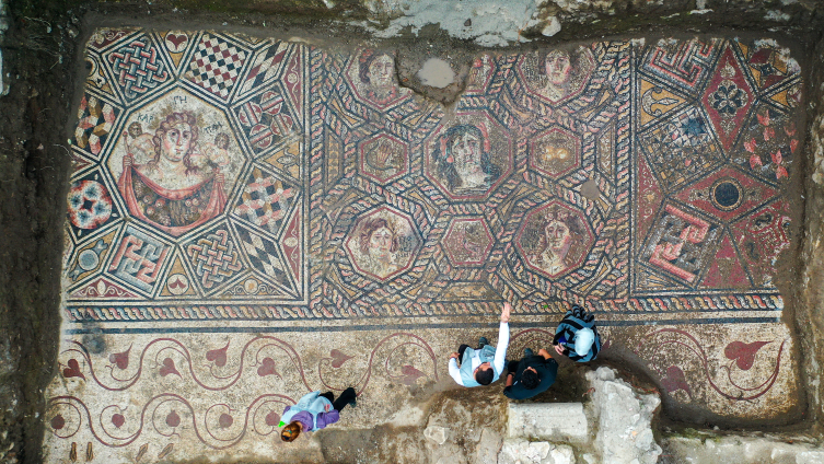 İznik'te, 3. yüzyıla ait taban mozaiği gün yüzüne çıkarılıyor