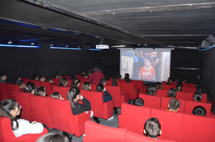 Gezen Sinema Tırı Demirci’de çocuklarla buluştu
