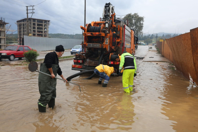 İzmir'de sağanak: Yollar çöktü, ev ve iş yerlerini su bastı